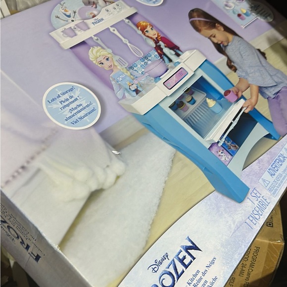 Disney Frozen Play Kitchen - Picture 1 of 5